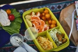 A school lunch tray with food, used as an editorial illustration for lunchbox-opening practice.
