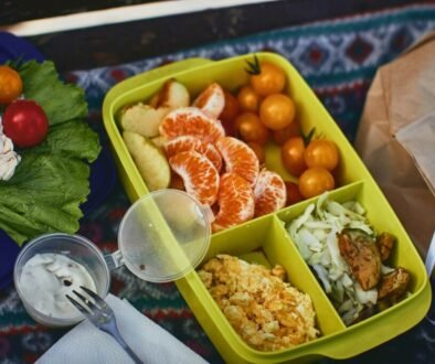 A school lunch tray with food, used as an editorial illustration for lunchbox-opening practice.
