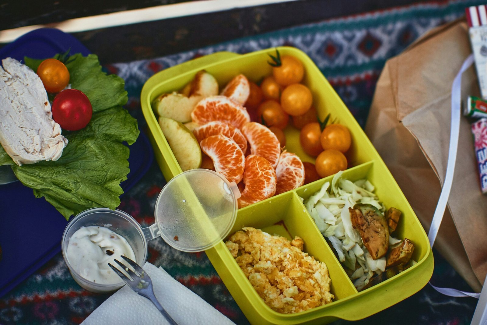 A school lunch tray with food, used as an editorial illustration for lunchbox-opening practice.